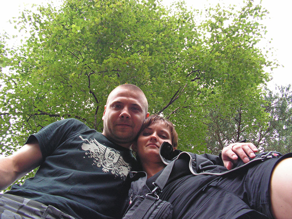 Ania i Marcin pozujący na tle zielonej korony drzewa