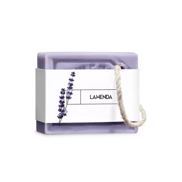 Zgrabna fioletowa kostka ręcznie robionego lawendowego mydła przyozdobiona prostą etykietą oraz lnianym sznurkiem