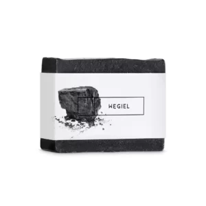 Czarne jak noc naturalne mydło w kostce owinięte kontrastową białą etykietą z nazwą oraz zdjęciem węgla